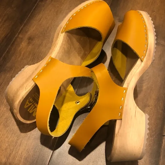 MIA “Anja “ clogs / sandals NWOT