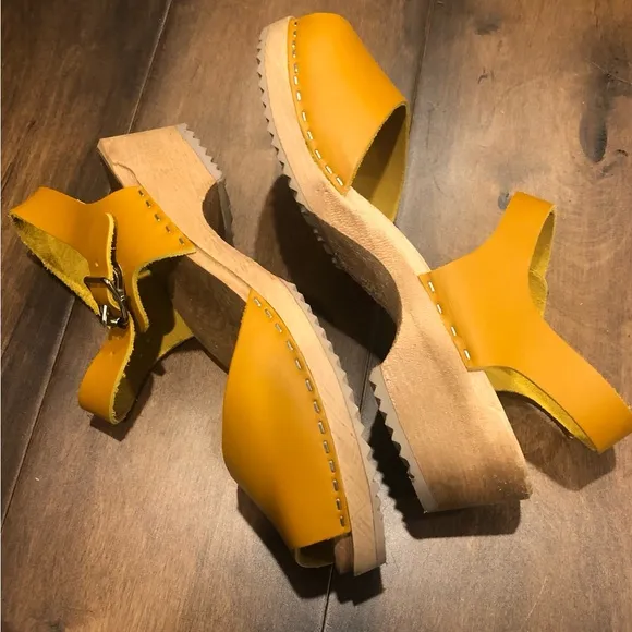 MIA “Anja “ clogs / sandals NWOT