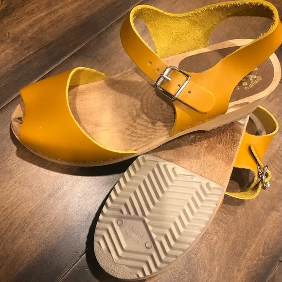 MIA “Anja “ clogs / sandals NWOT