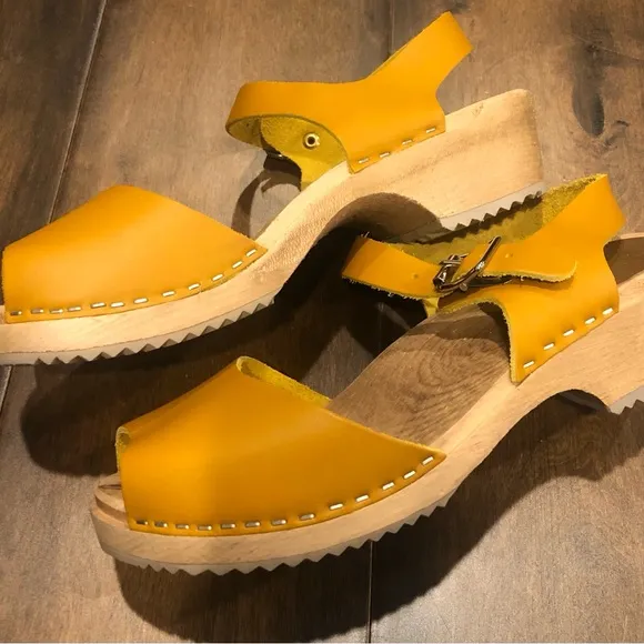 MIA “Anja “ clogs / sandals NWOT