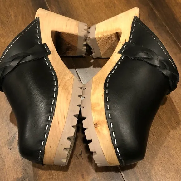 MIA Elsa clogs NWT