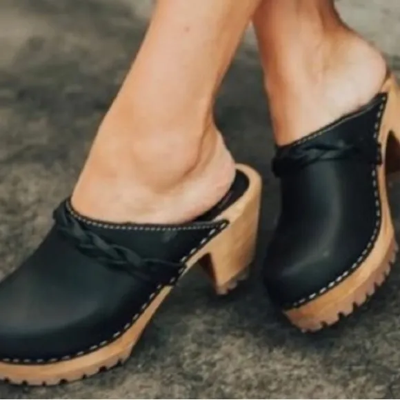 MIA Elsa clogs NWT
