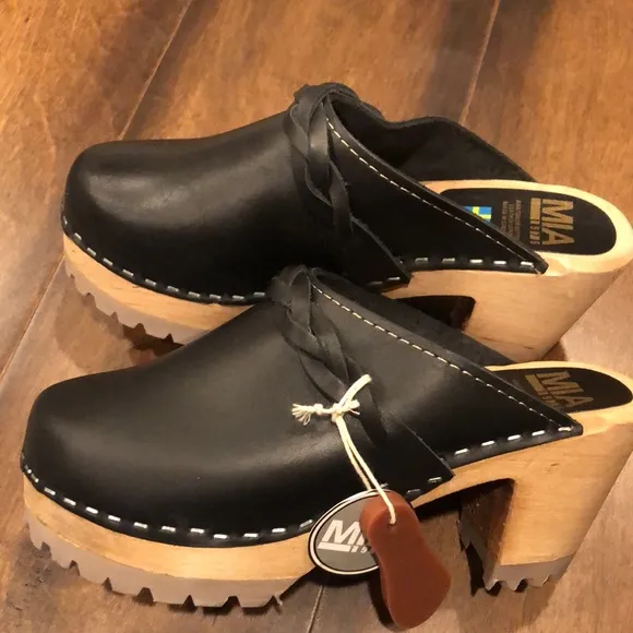 MIA Elsa clogs NWT