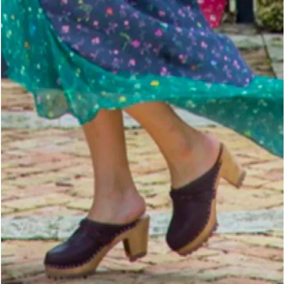 MIA Elsa clogs NWT