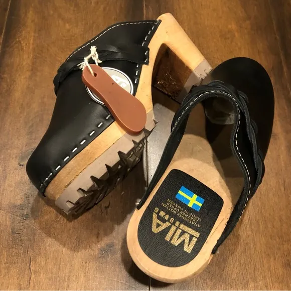 MIA Elsa clogs NWT