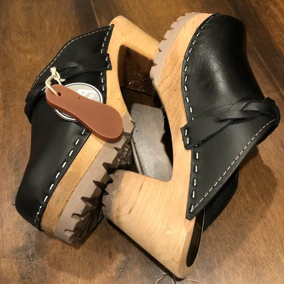 MIA Elsa clogs NWT