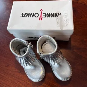 Minnetonka Aria Silver Moccasin Boots Size 4 - NIB