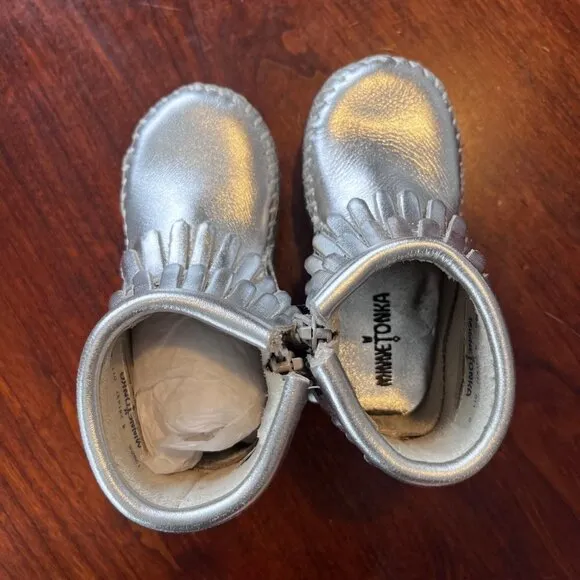 Minnetonka Aria Silver Moccasin Boots Size 4 - NIB