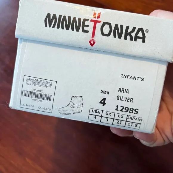 Minnetonka Aria Silver Moccasin Boots Size 4 - NIB