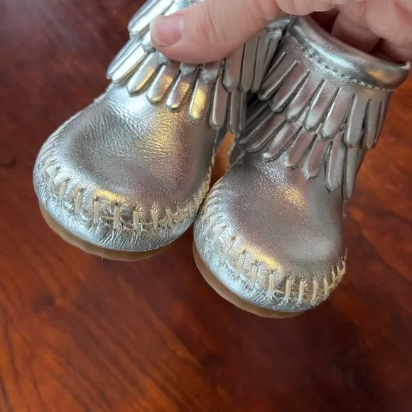 Minnetonka Aria Silver Moccasin Boots Size 4 - NIB