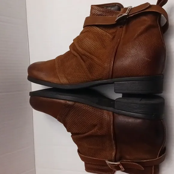 Miz Mooz Suzy size 42(11W) women's leather hazlenut brown ankle boots.