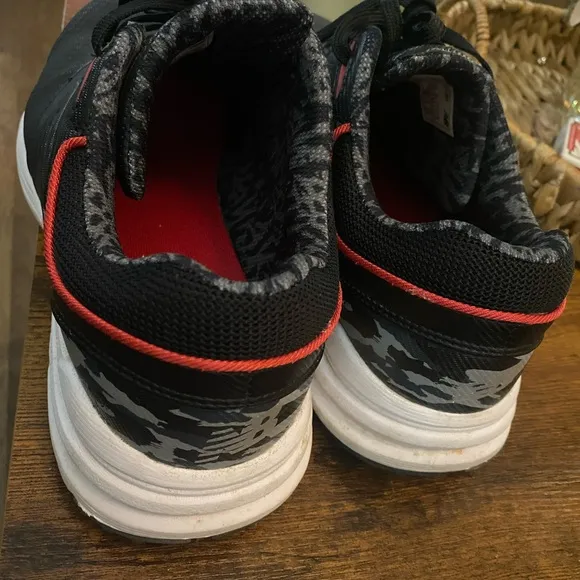 New Balance Black and White Athletic Shoes for men’s size (9.5)