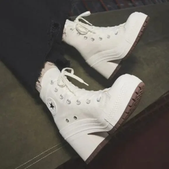 New! Converse Women's Chuck 70 De Luxe Platform Chunky Heeled Sneaker High Top