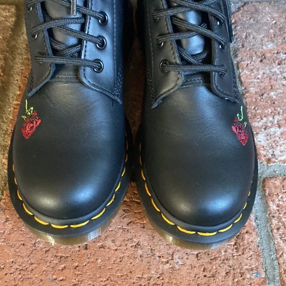 NEW Dr. Martens 1460 Vonda Women's Size 7 Red Rose Embroidered Leather BLACK