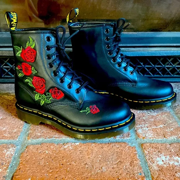 NEW Dr. Martens 1460 Vonda Women's Size 7 Red Rose Embroidered Leather BLACK