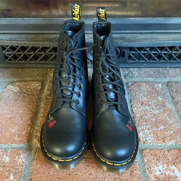 NEW Dr. Martens 1460 Vonda Women's Size 7 Red Rose Embroidered Leather BLACK