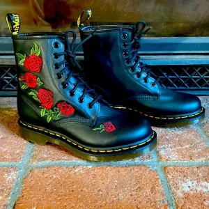 NEW Dr. Martens 1460 Vonda Women's Size 7 Red Rose Embroidered Leather BLACK