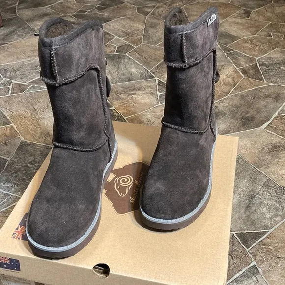 New in Box Aussie Merino Women’s Chocolate Phillips Boots Sz 6