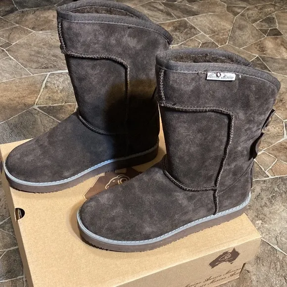 New in Box Aussie Merino Women’s Chocolate Phillips Boots Sz 6