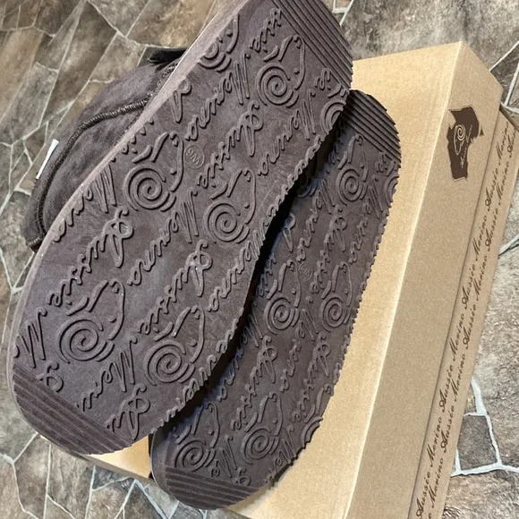 New in Box Aussie Merino Women’s Chocolate Phillips Boots Sz 6