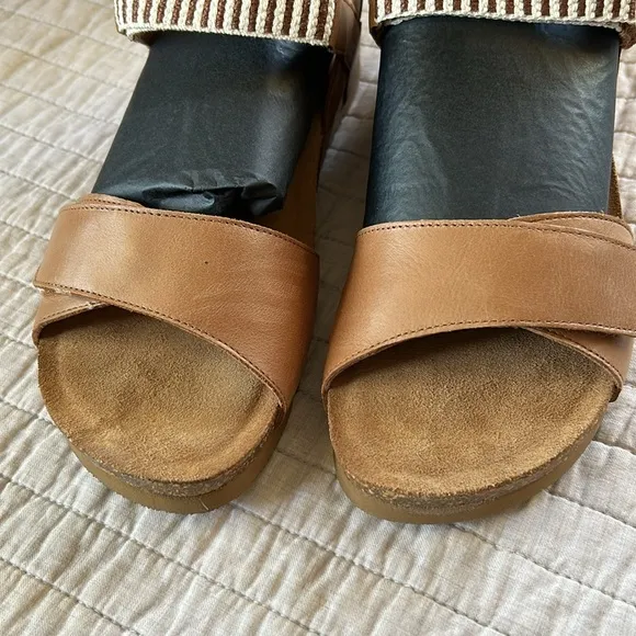 New in box Taos Brown Leather Symbol Sandals size 9 women’s outdoor summer comfy