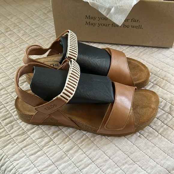 New in box Taos Brown Leather Symbol Sandals size 9 women’s outdoor summer comfy