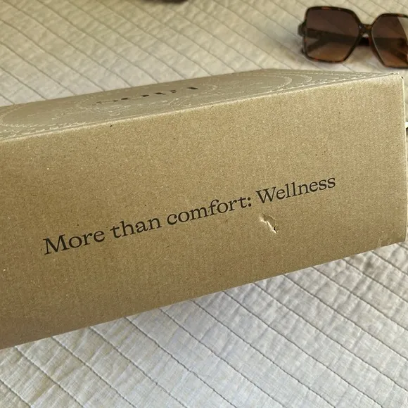 New in box Taos Brown Leather Symbol Sandals size 9 women’s outdoor summer comfy