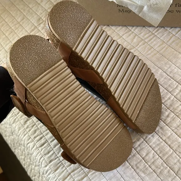 New in box Taos Brown Leather Symbol Sandals size 9 women’s outdoor summer comfy