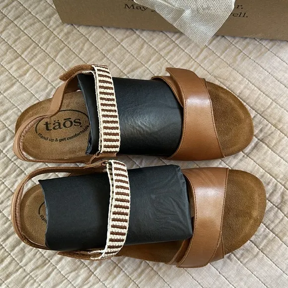 New in box Taos Brown Leather Symbol Sandals size 9 women’s outdoor summer comfy