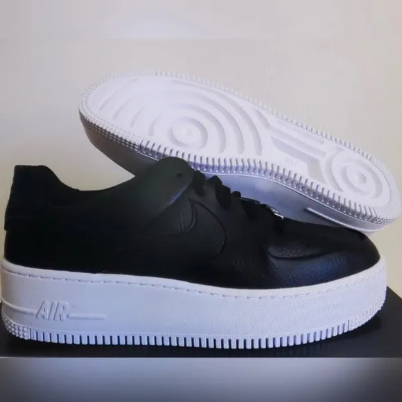 NEW | Nike Women’s Air Force 1 Sage Sneakers Low