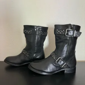New! Retail $90 Arturo Chiang Black Leather Boots with Studded Buckles Size 6