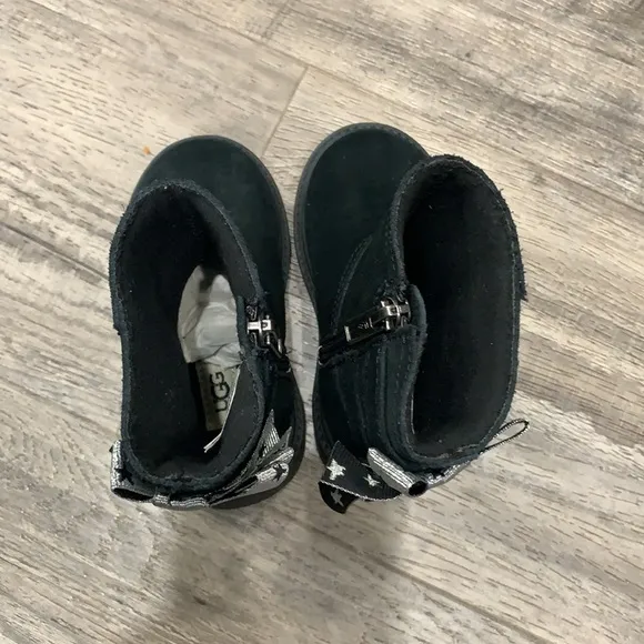 New UGG Toddler Black/Silver Star Tillee Boots