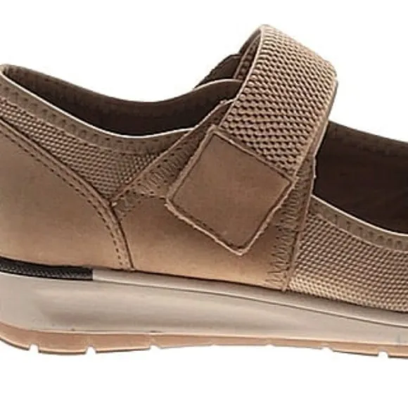 NEW Walking Cradles Tan Flats Walking Shoes Women’s Size 7.5M