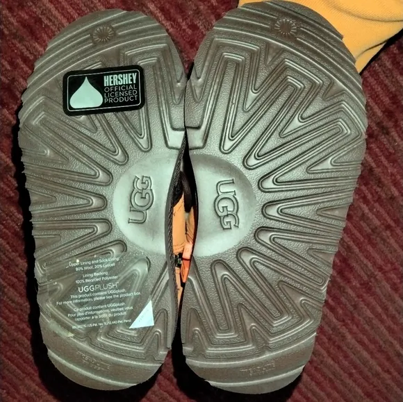 New with box UGG licensed Reese's Hershey's kid boots size 12 little kid Neumel