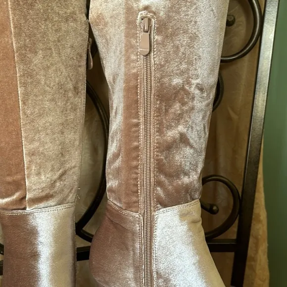 New women’s Sz 10 solid pointed toe over the knee taupe stunning stylish boots
