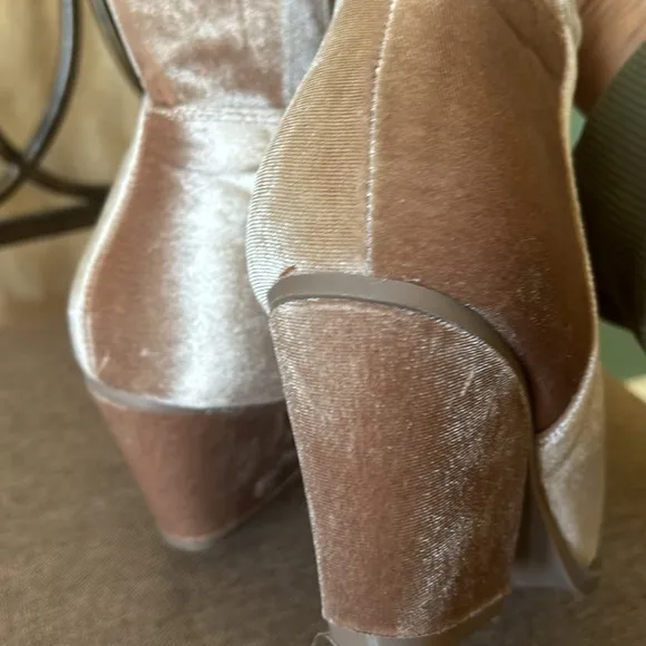 New women’s Sz 10 solid pointed toe over the knee taupe stunning stylish boots