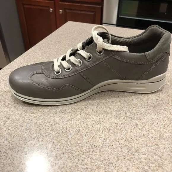 New/never worn Ecco women’s shoes. Size 7-7.5.