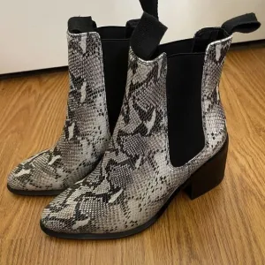 NEW! tony bianco hampton natural snake point toe western boots size US 7