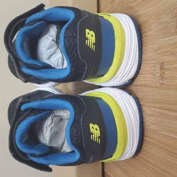 NIB 13 X-Wide Little Boys, 680 V6 Velcro Hook &amp; Loop Running Shoe by New Balance