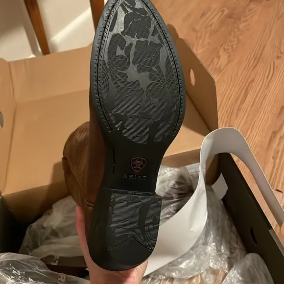 NIB Ariat Women’s R Toe Heritage Western Boot