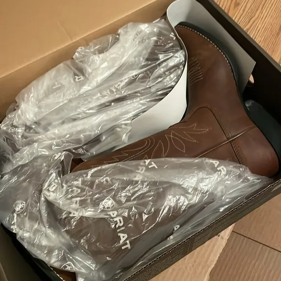 NIB Ariat Women’s R Toe Heritage Western Boot