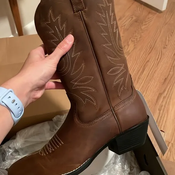 NIB Ariat Women’s R Toe Heritage Western Boot