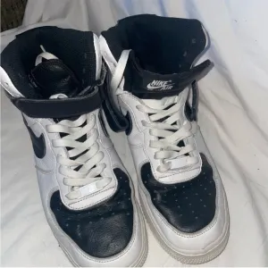 Nike Air Force 1 mid 2022 Black and White High-Top Sneakers