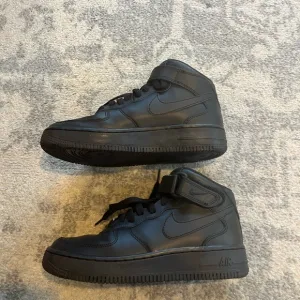 Nike Air Force 1 Mid LE &quot;Black&quot; Grade School Boys' Shoe