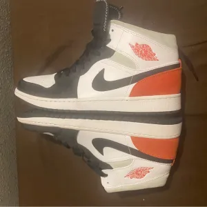 Nike Air Jordan 1 Mid SE Red Black Toe Excellent Condition men size 13