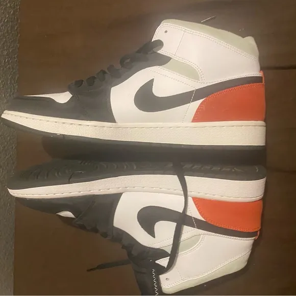 Nike Air Jordan 1 Mid SE Red Black Toe Excellent Condition men size 13