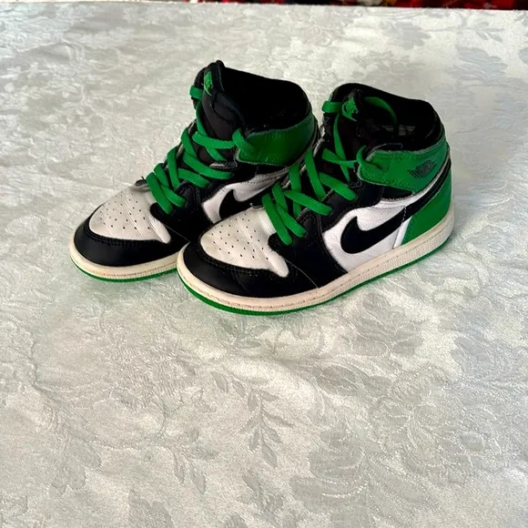 Nike Air Jordan EUC Black, Green &amp; white High-Top Sneakers size 9C