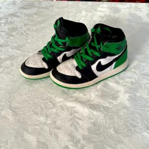 Nike Air Jordan EUC Black, Green &amp; white High-Top Sneakers size 9C