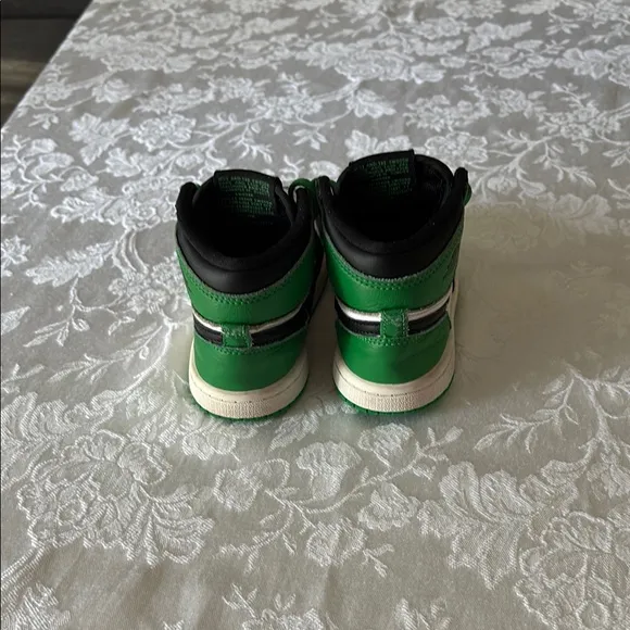 Nike Air Jordan EUC Black, Green &amp; white High-Top Sneakers size 9C