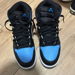 Nike Black and Blue Sneakers High-Top Comfort